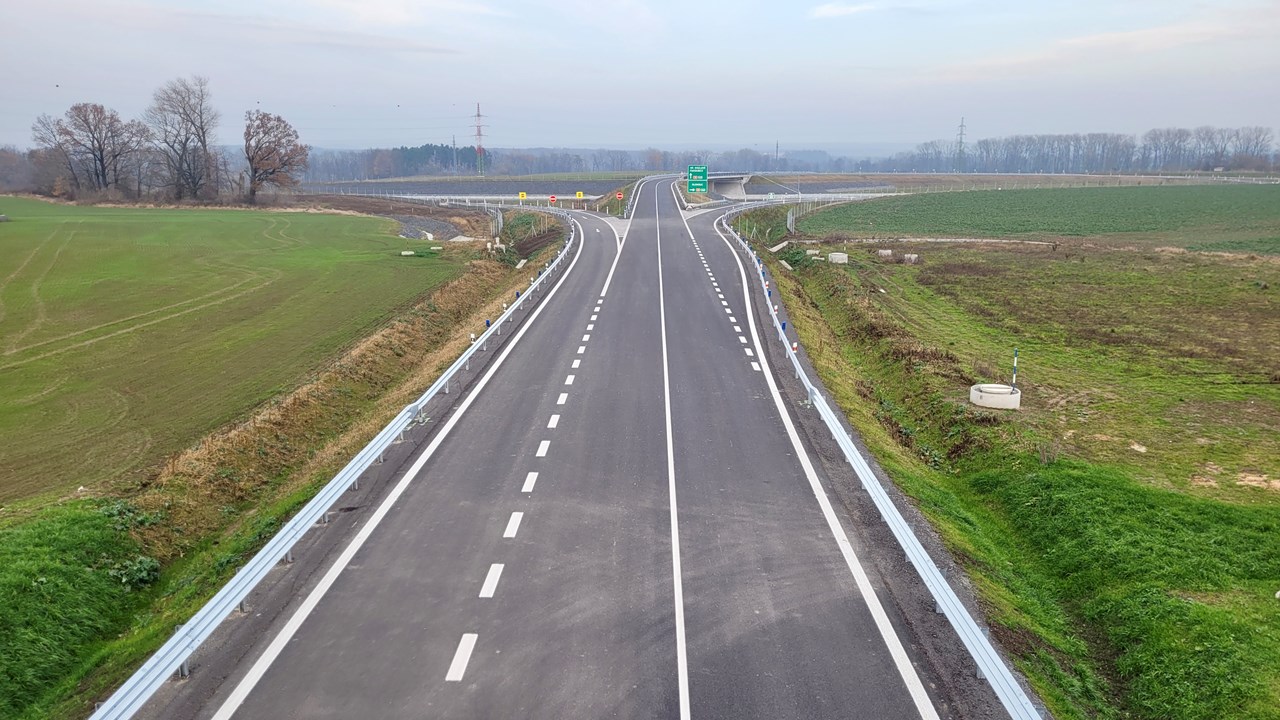 Dálnice D35 – výstavba úseku Ostrov–Časy - Straßen- und Brückenbau Dálnice D35 – výstavba úseku Ostrov–Časy - Straßen- und Brückenbau