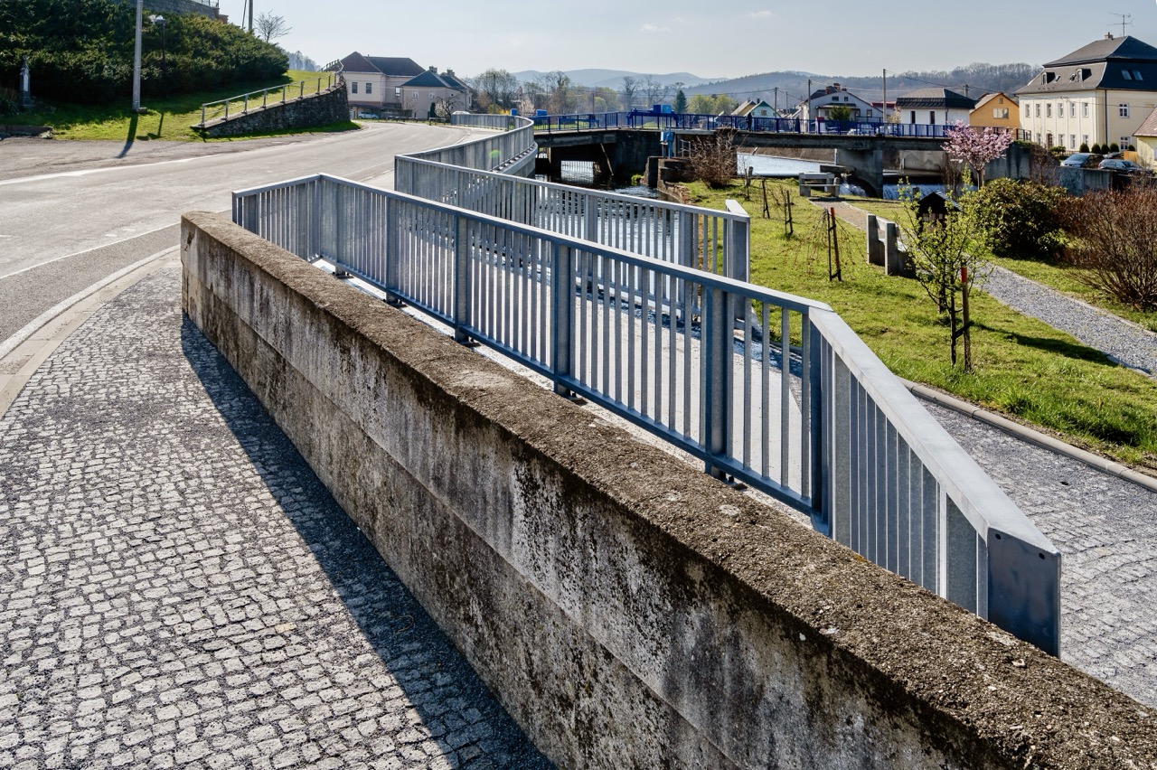 Mikulovice – rekonstrukce chodníku a lávky - Straßen- und Brückenbau