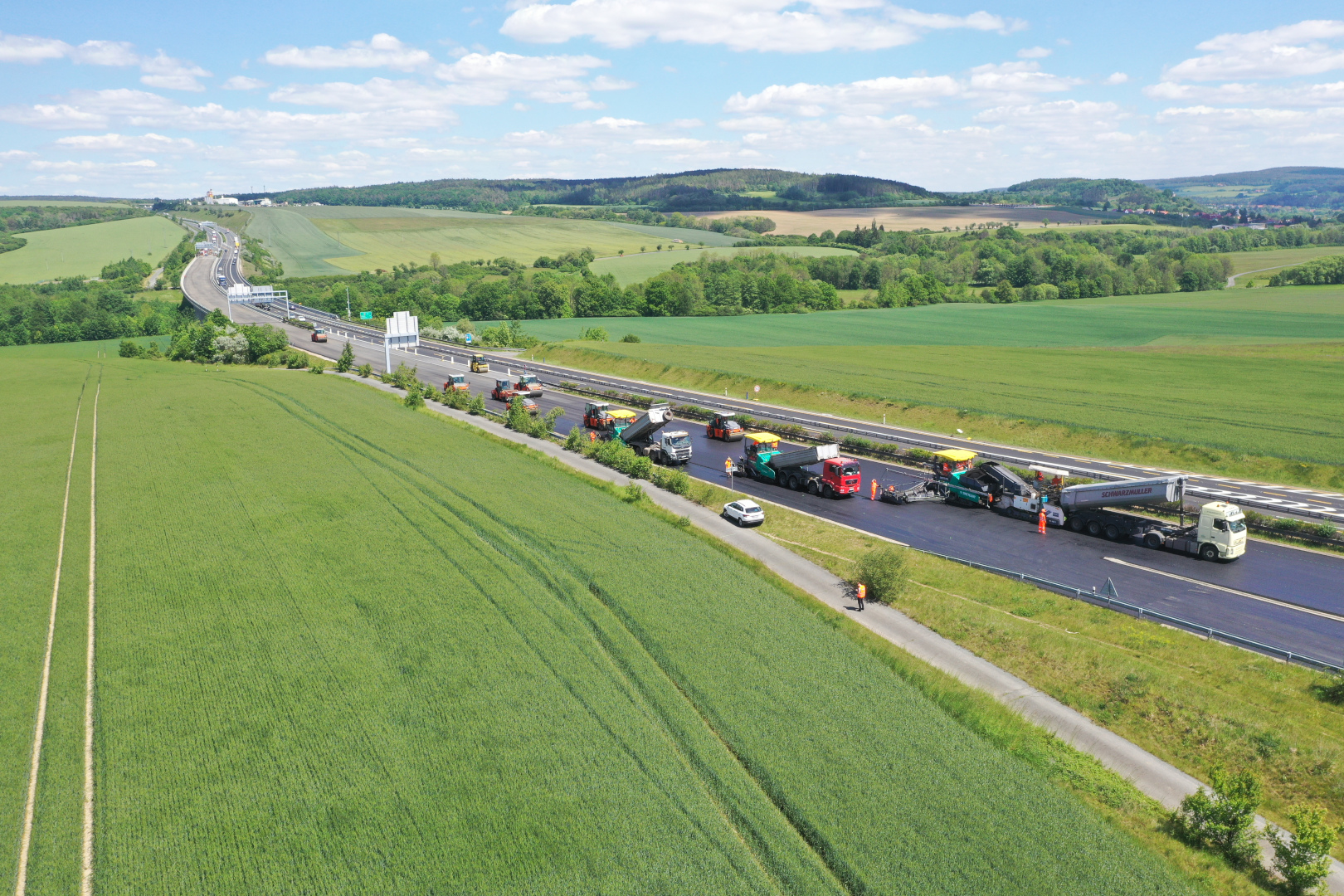 Dálnice D5 – oprava asfaltového krytu vozovky v km 67,330–76,570 P a 76,570–64,550 L - Straßen- und Brückenbau