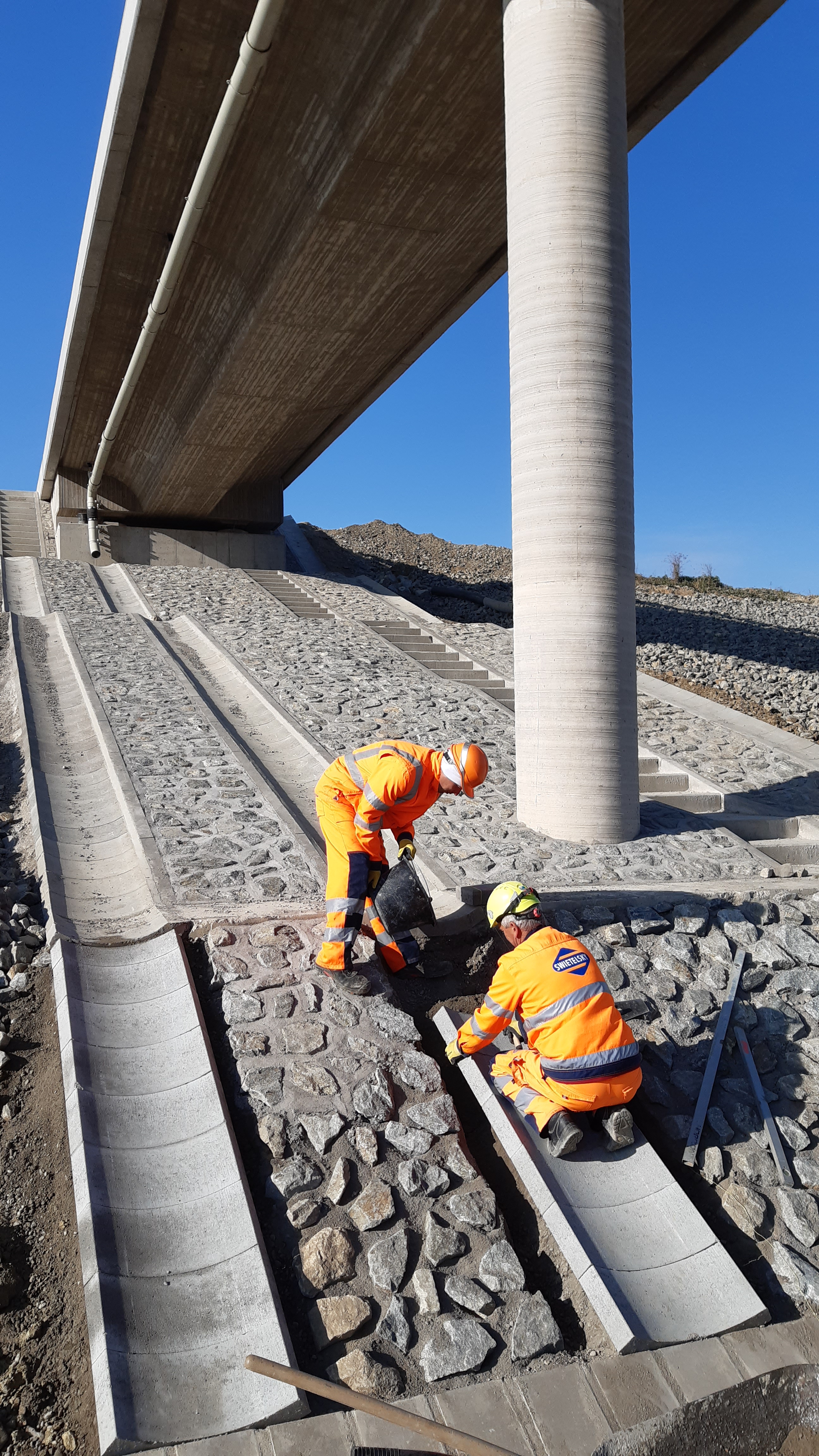 218-00 Most v km 10,630 na prístupovej ceste nad diaľnicou D1 Budimír - Bidovce (93,80 m) - Straßen- und Brückenbau