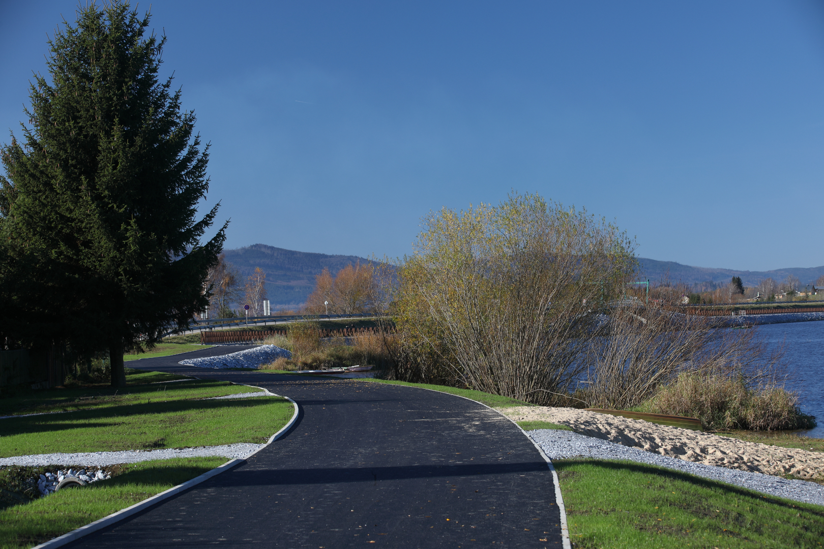 Černá v Pošumaví – cyklostezka CS1 podél jezera - Straßen- und Brückenbau