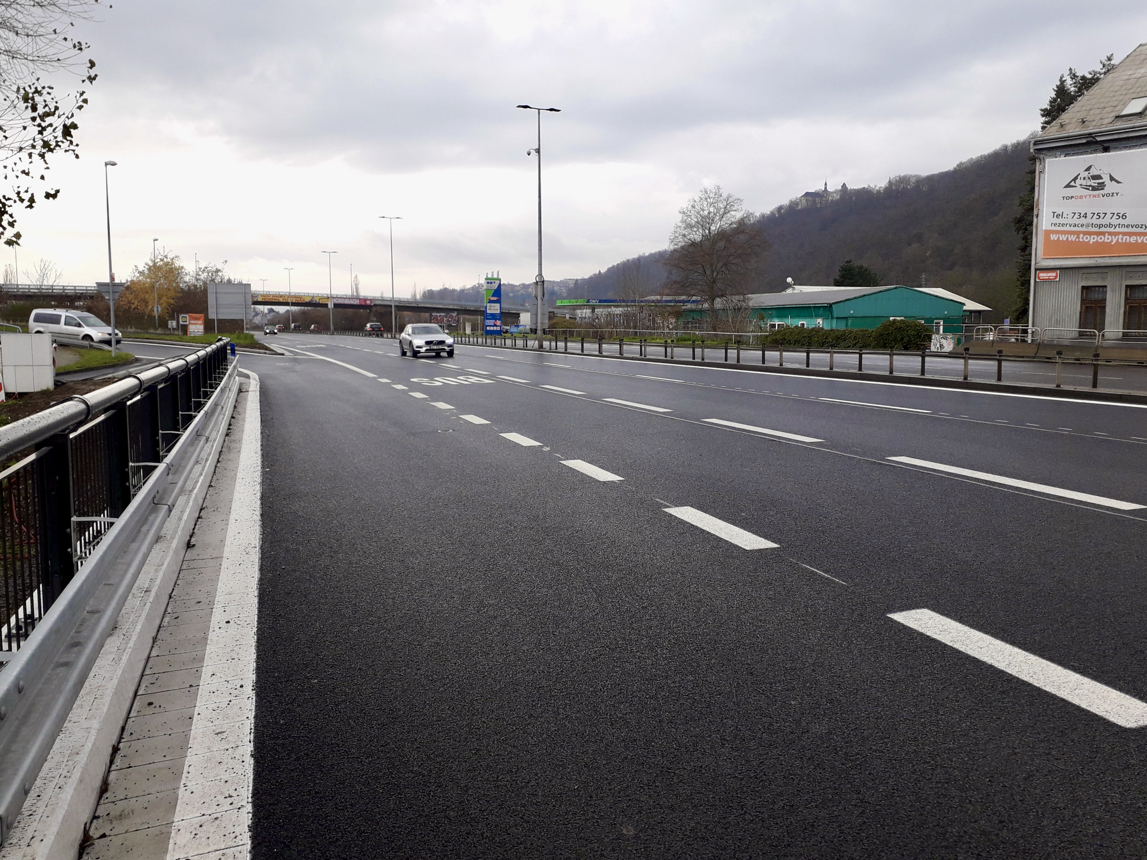 Praha 5 – rozšíření ul. Strakonická, výstavba vyhrazeného pruhu - Straßen- und Brückenbau