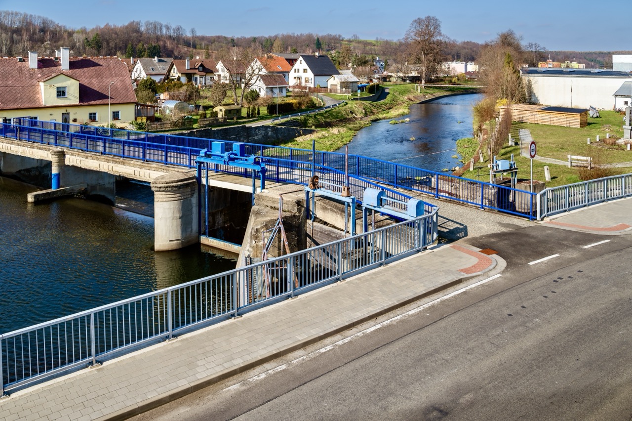 Mikulovice – rekonstrukce chodníku a lávky - Straßen- und Brückenbau