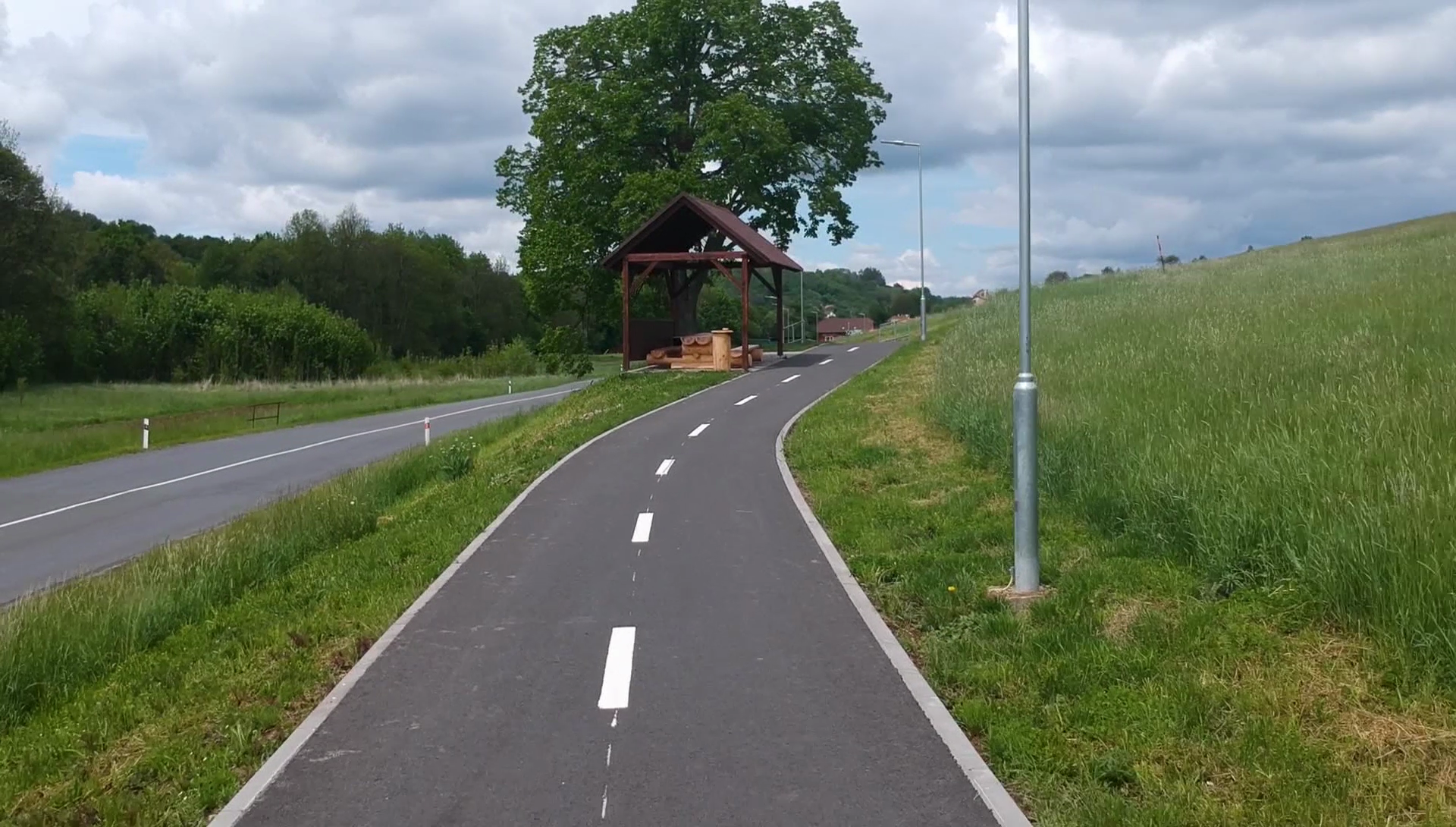  Stezka pro chodce a cyklisty v úseku Hřivínův Újezd – Kaňovice - Straßen- und Brückenbau