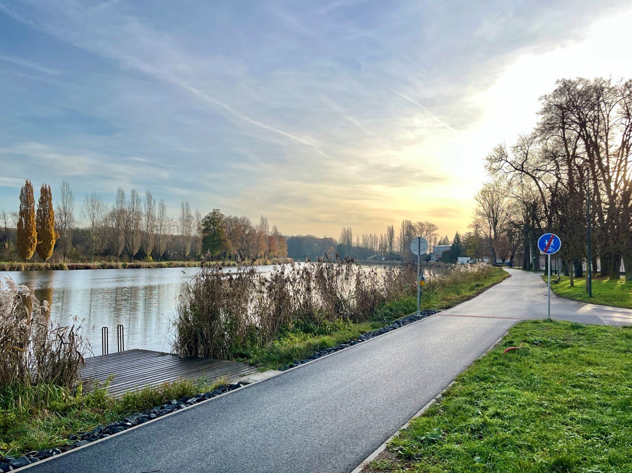 Nymburk – stavba levobřežní cyklostezky do Poděbrad a lávky z kompozitního materiálu - Straßen- und Brückenbau Nymburk – stavba levobřežní cyklostezky do Poděbrad a lávky z kompozitního materiálu - Straßen- und Brückenbau