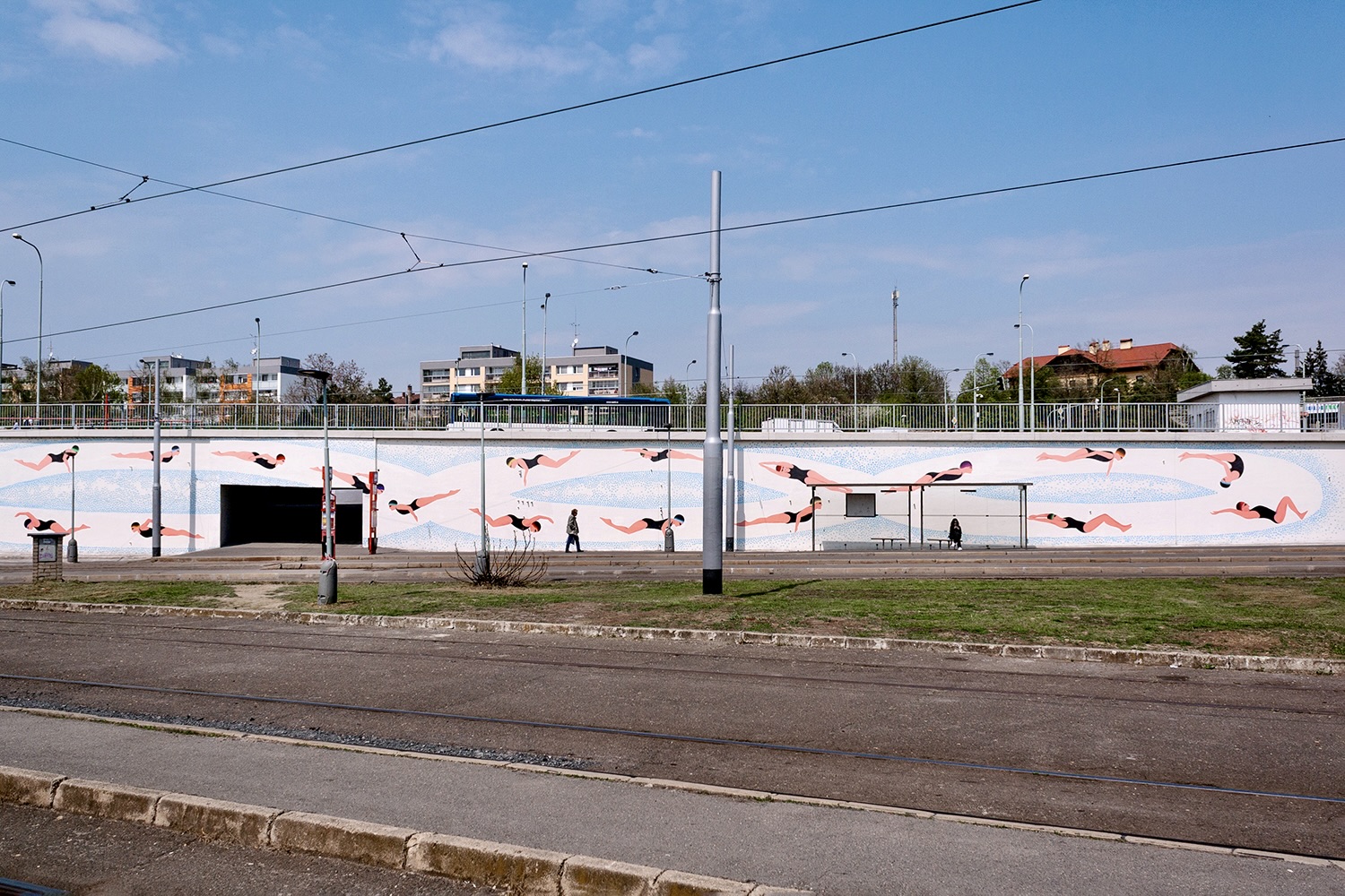 Praha 15, ul. Průmyslová – rekonstrukce opěrné zdi - Straßen- und Brückenbau