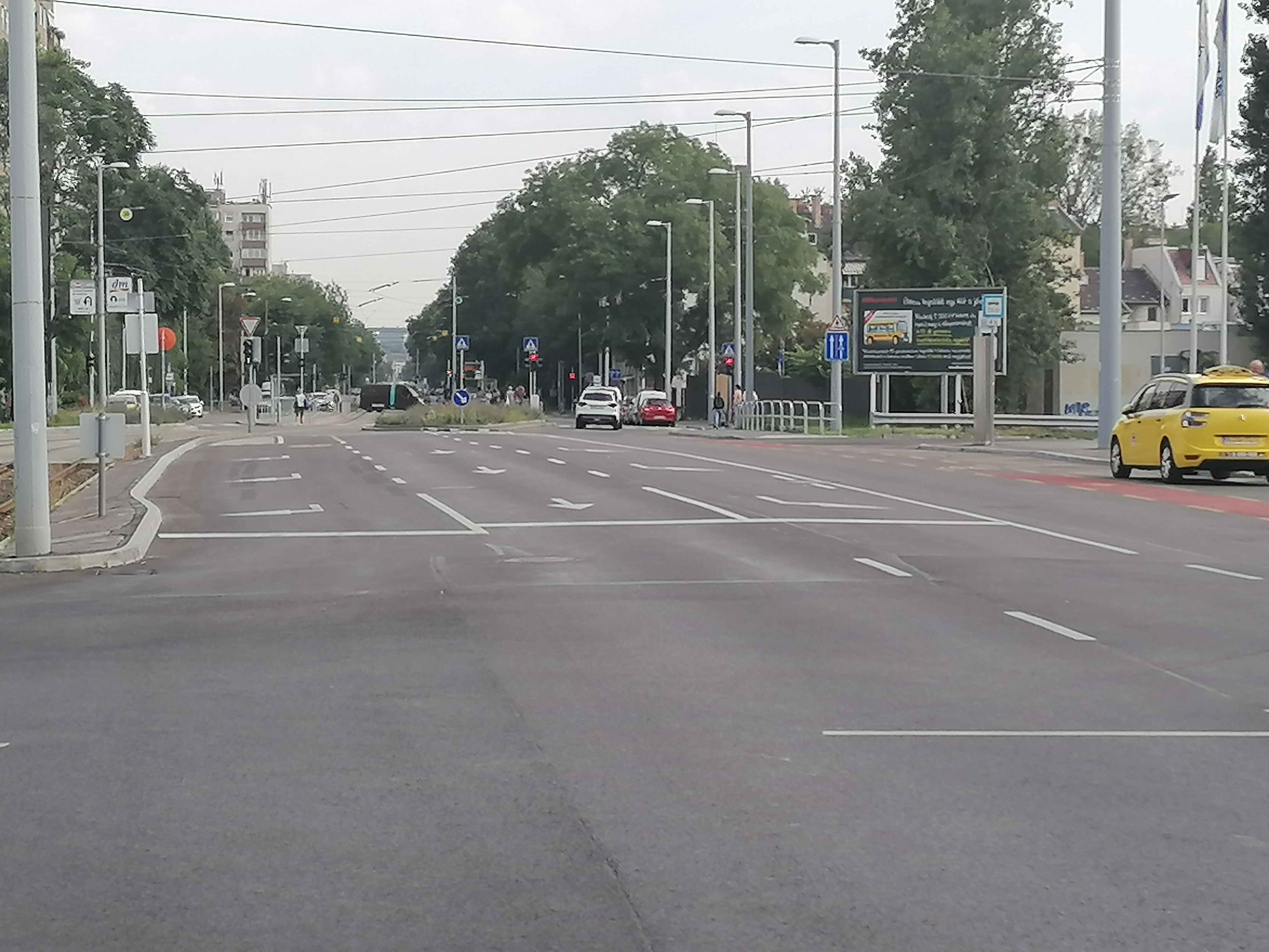 "Budapest, XI. Fehérvári  út (Hamzsabégi út - Lecke utca és Csurgói út - Kondorosi út közötti szakaszokon) felújítása" - Straßen- und Brückenbau