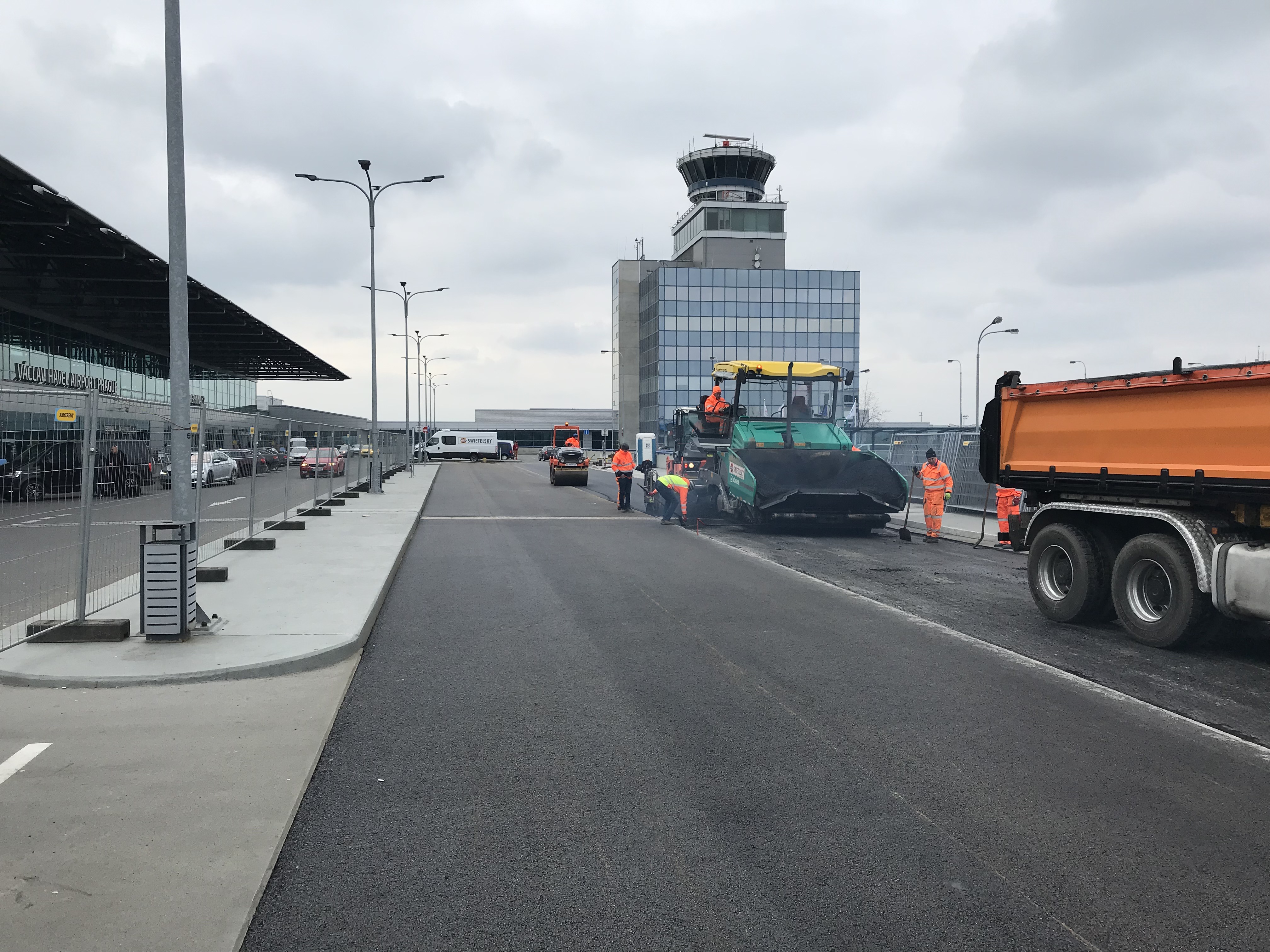 Letiště Václava Havla – příjezdová estakáda a plošina před T2 - Straßen- und Brückenbau